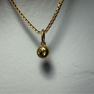 Mejuri Birthstone Sphere Charm – 14k Yellow Gold & Peridot